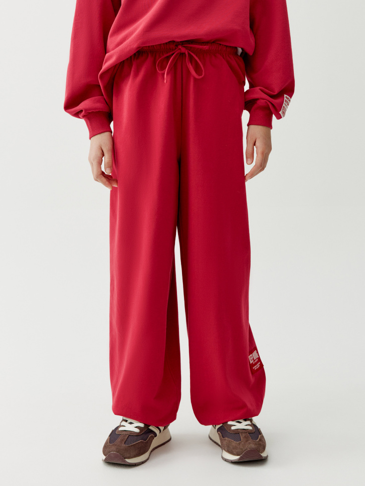 джоггеры оверсайз для девочек от бренда sela вид слева