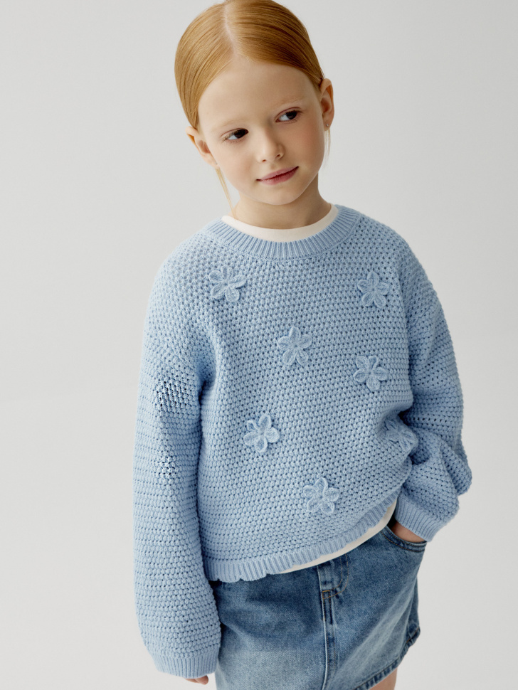 Джемпер ажурной вязки с декором для девочек 2299₽