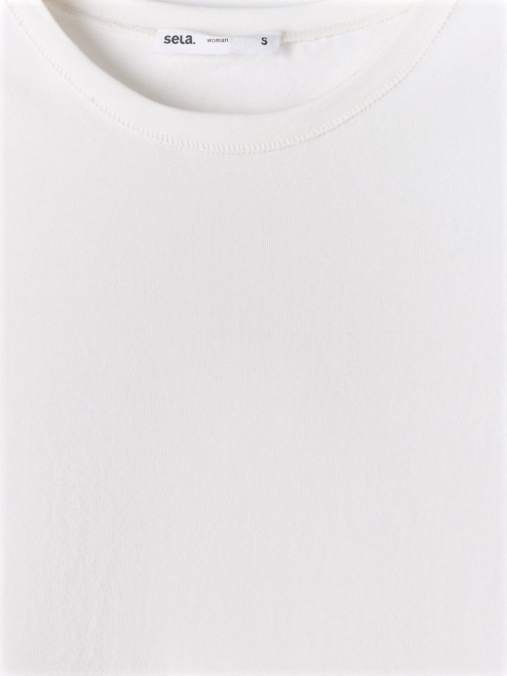 базовая приталенная футболка от бренда sela вид слева
