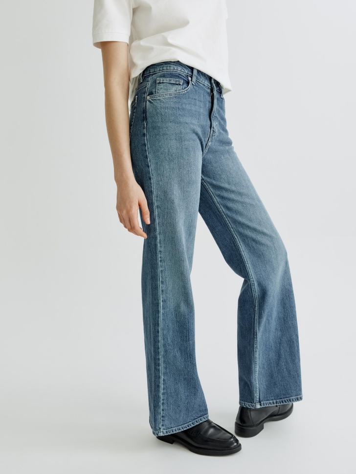 классические прямые джинсы со средней посадкой по цене 3999 руб вид справа