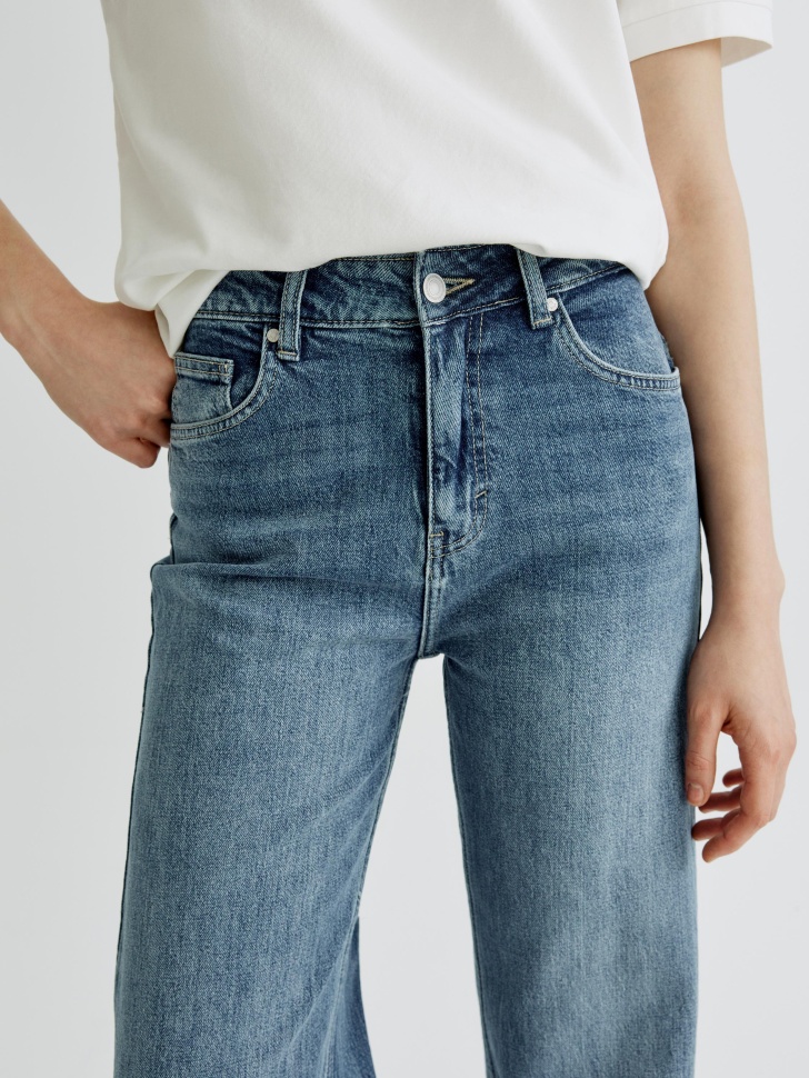 классические прямые джинсы со средней посадкой из россии вид сбоку