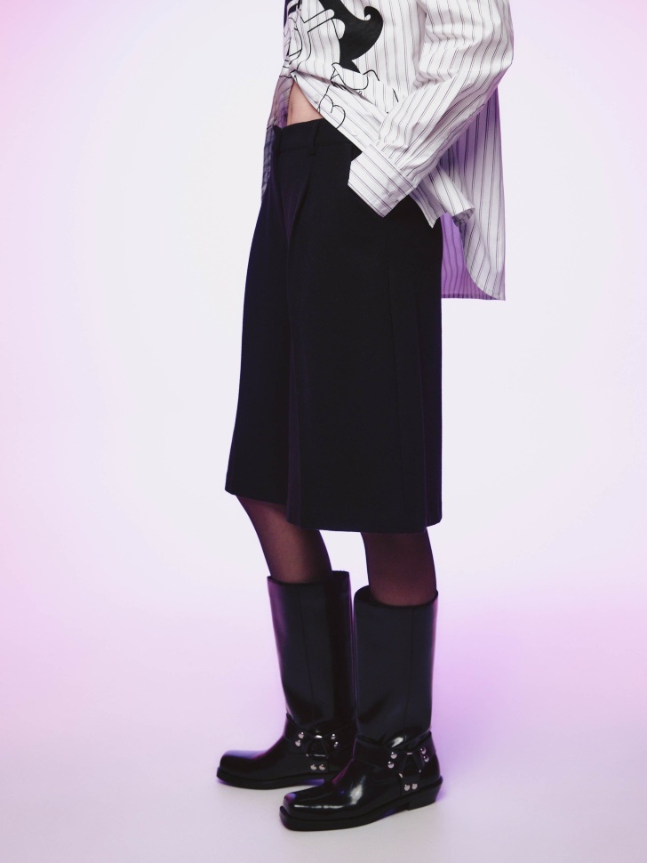 шорты-бермуды из костюмной ткани из линейки  young по цене 3799 руб вид справа