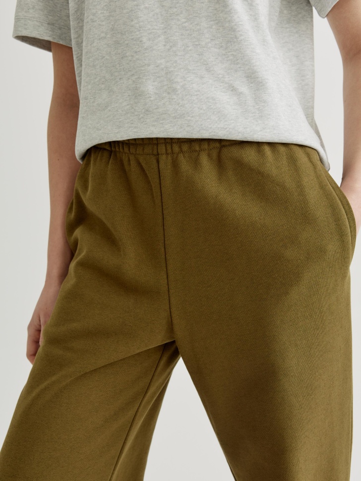 прямые брюки из футера из россии вид сбоку