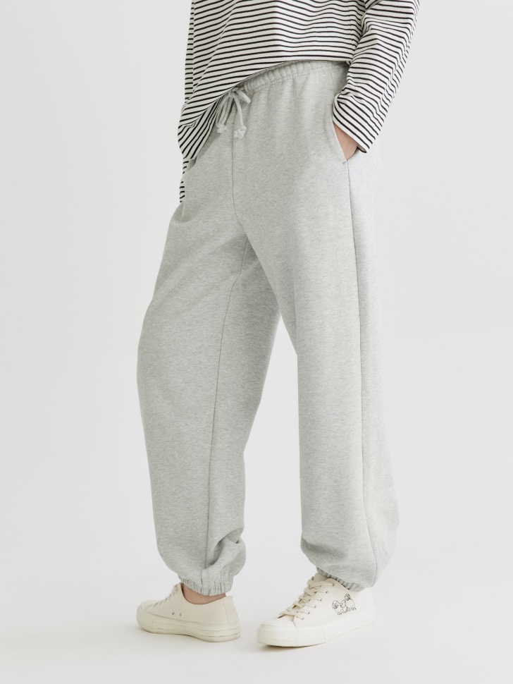 брюки-джоггеры из футера по цене 2999 руб вид справа