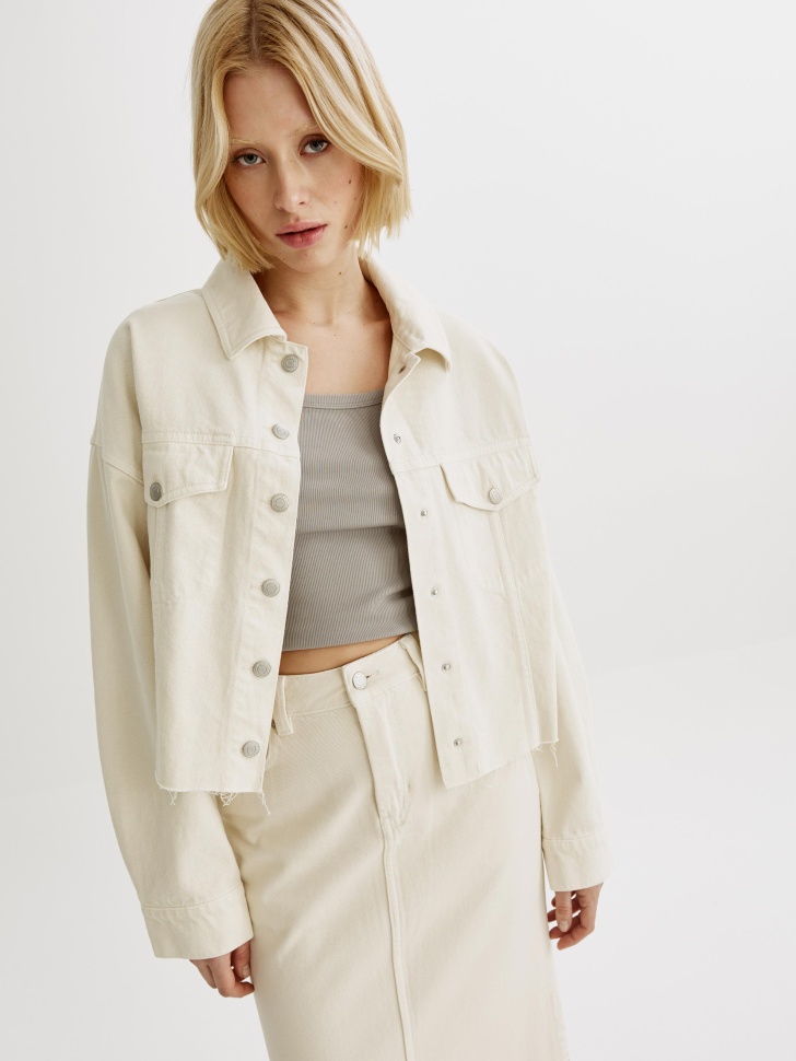 укороченная джинсовая куртка оверсайз по цене 3999 руб вид справа