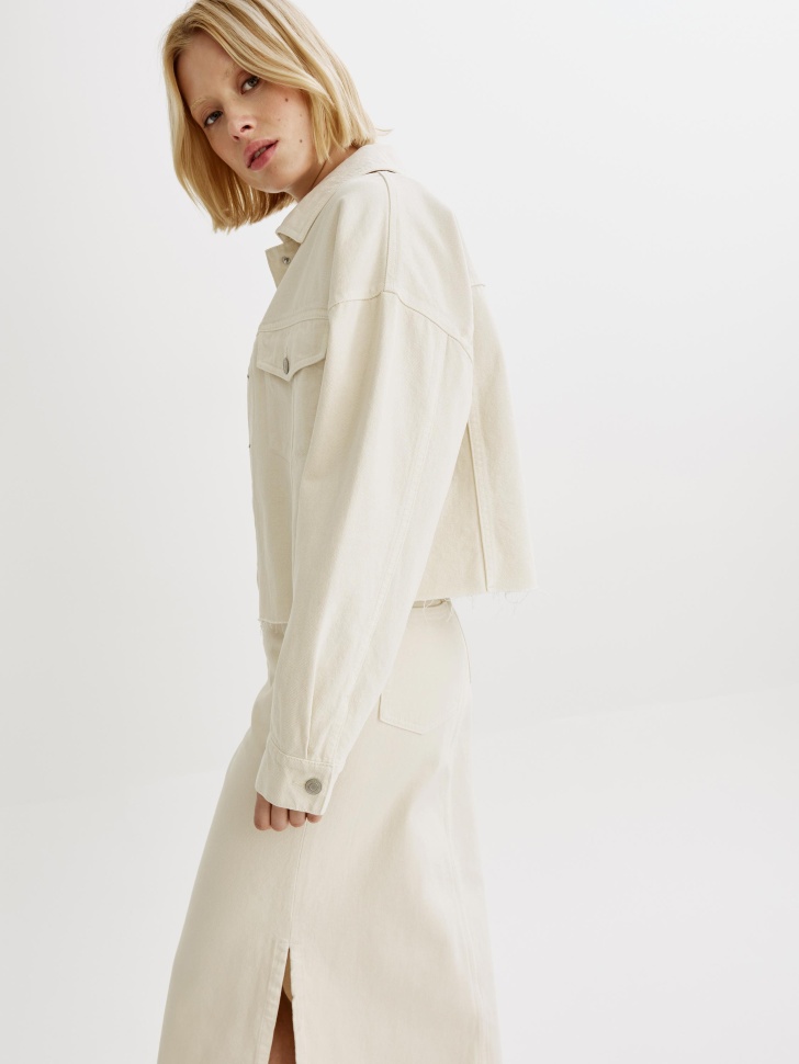 укороченная джинсовая куртка оверсайз из россии вид сбоку