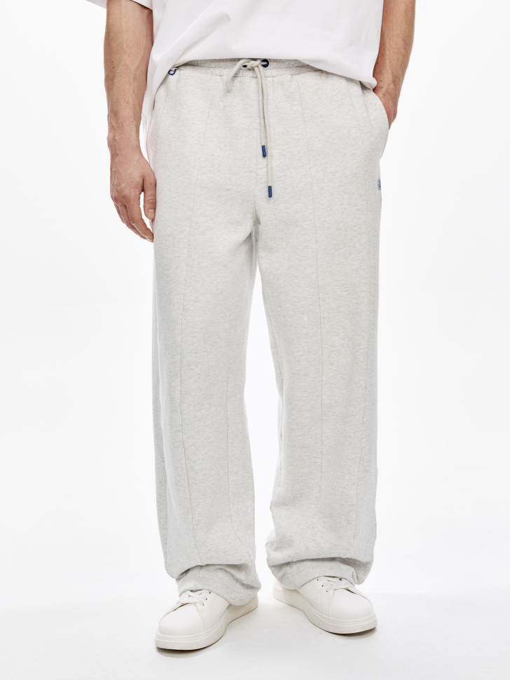 свободные трикотажные брюки от бренда sela вид слева