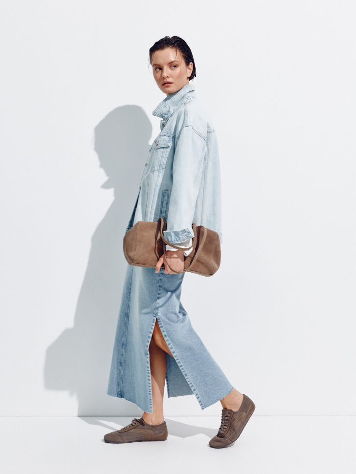 укороченная джинсовая куртка оверсайз от бренда sela вид слева