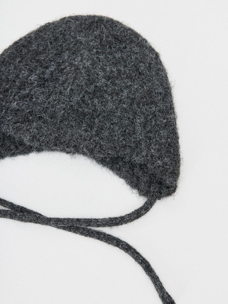 вязаная шапка-чепчик с содержанием шерсти 4680704169188 по акции