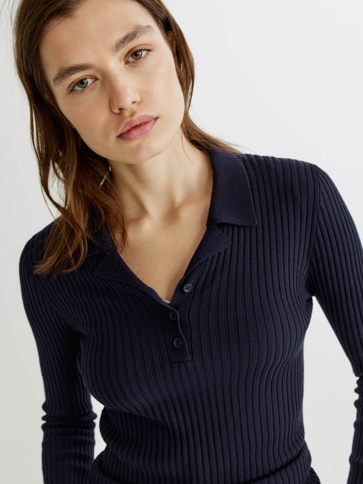 базовый джемпер-поло в рубчик по цене 2599 руб вид справа