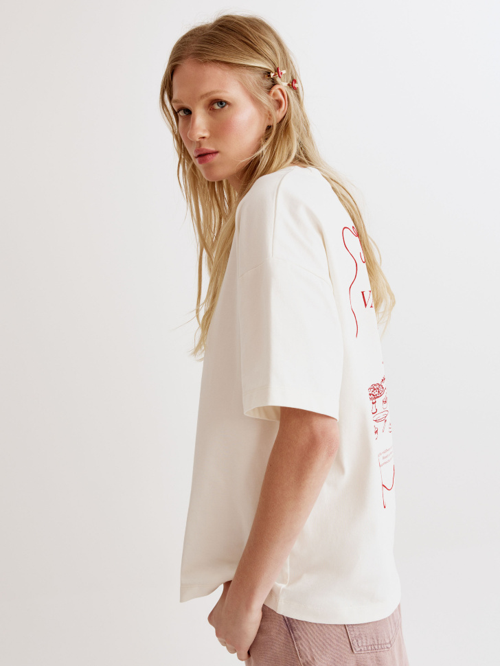 футболка оверсайз с принтом из россии вид сбоку