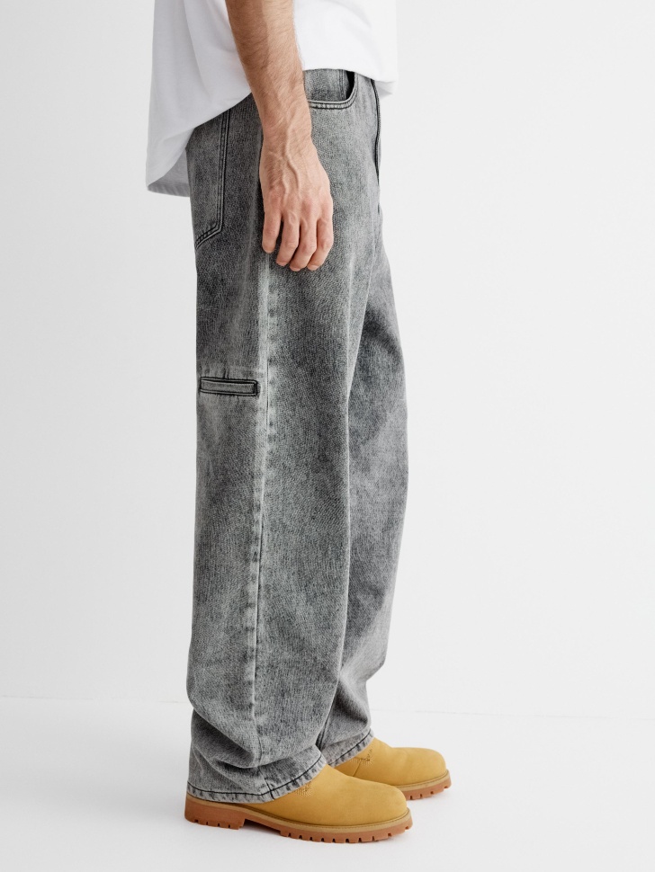 свободные джинсы со стиркой от бренда sela вид слева