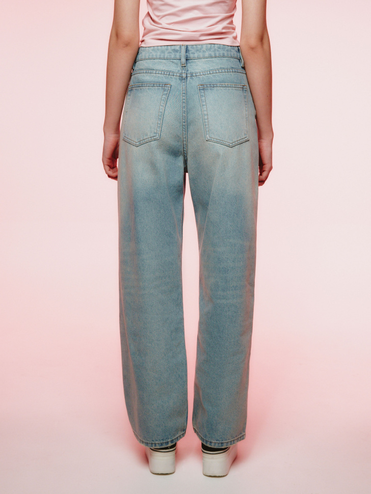 джинсы loose fit из линейки  young по цене 3599 руб вид справа