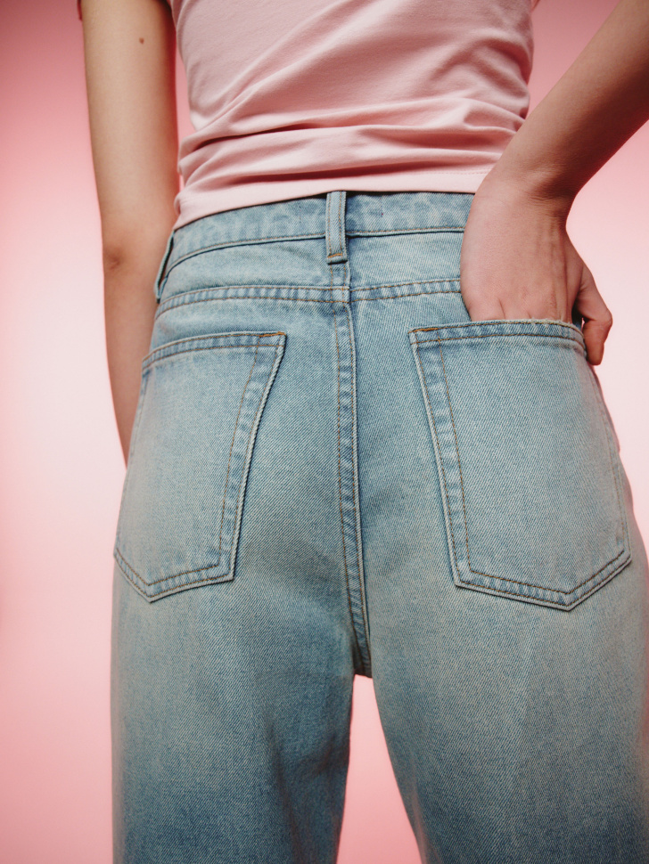 джинсы loose fit из линейки  young из россии вид сбоку