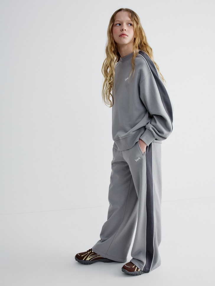 свитшот с принтом для девочек от бренда sela вид слева