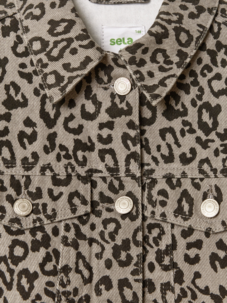 джинсовая куртка с леопардовым принтом для девочек из хлопка спереди