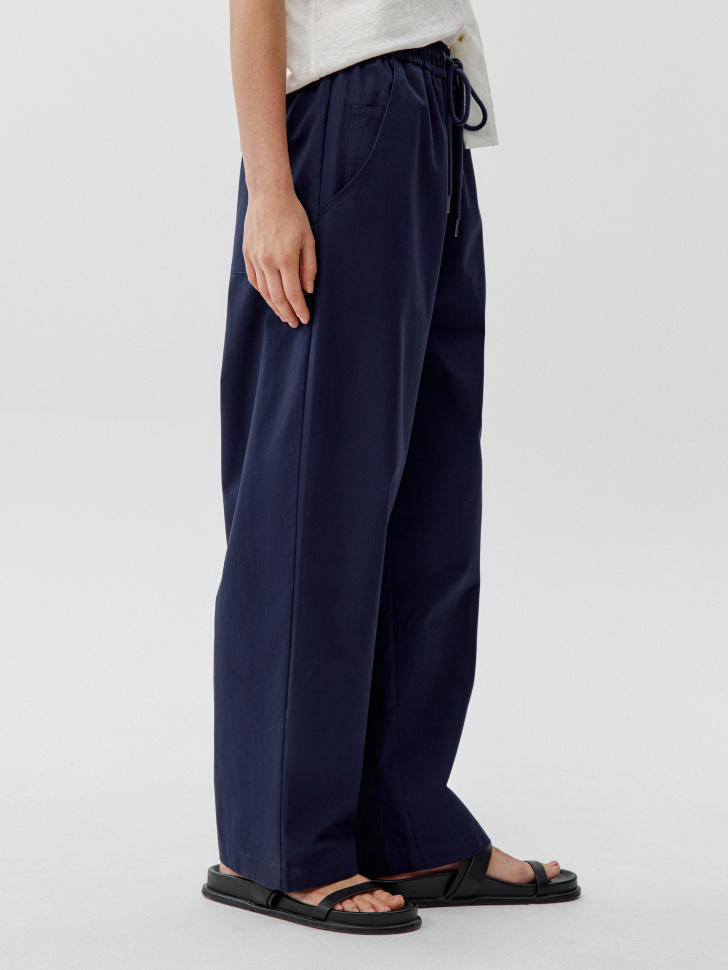 укороченные объемные брюки из хлопка из россии вид сбоку