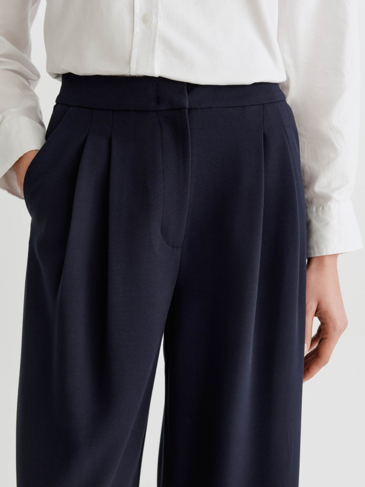 широкие брюки из костюмной ткани из россии вид сбоку