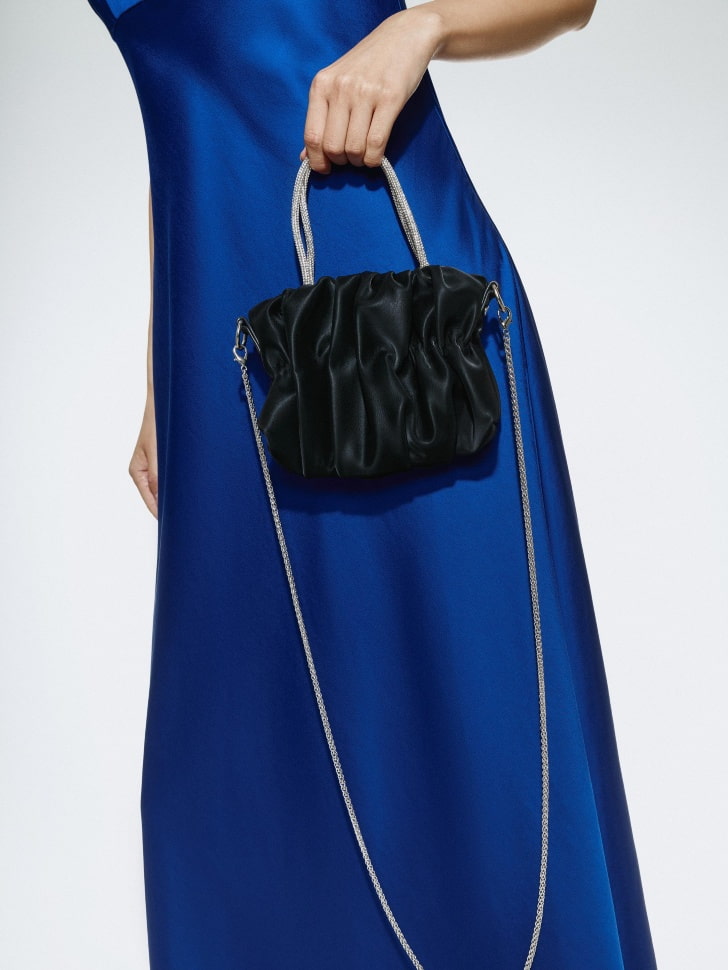 

Вечерняя сумка-мешочек с ручками из страз