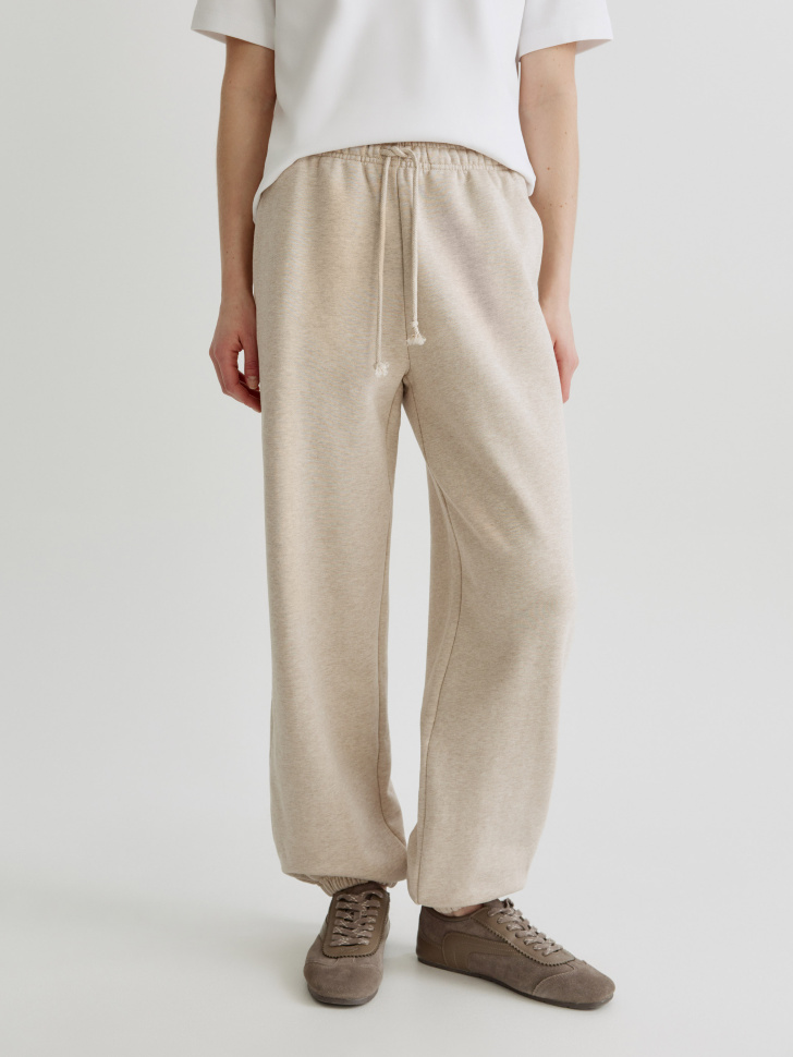 брюки-джоггеры из футера от бренда sela вид слева