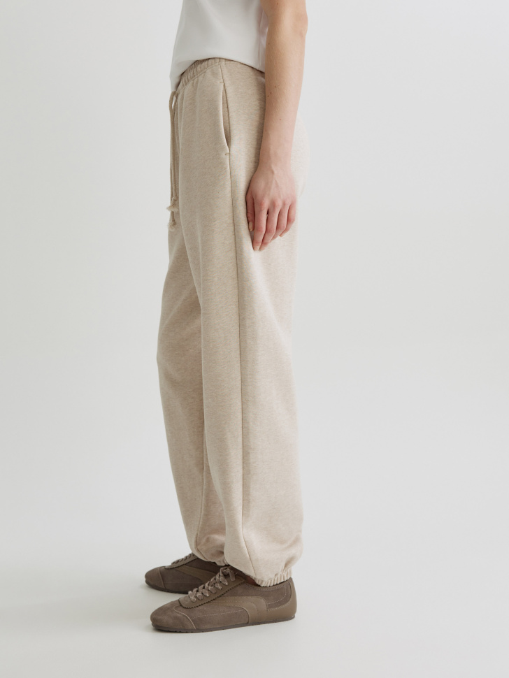 брюки-джоггеры из футера по цене 1999 руб вид справа