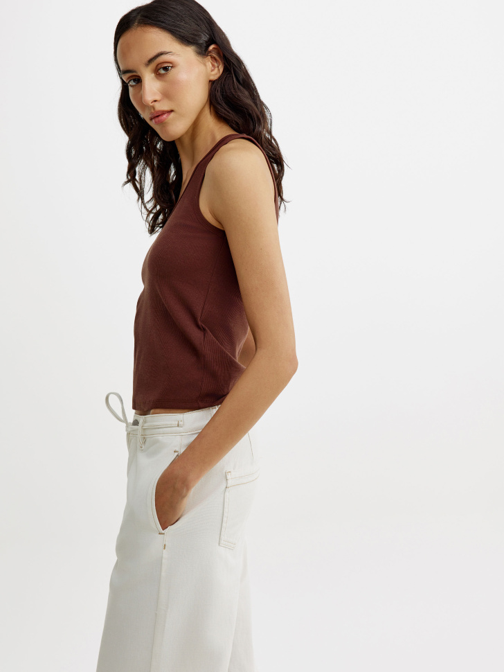 топ приталенный с треугольным вырезом в рубчик из россии вид сбоку