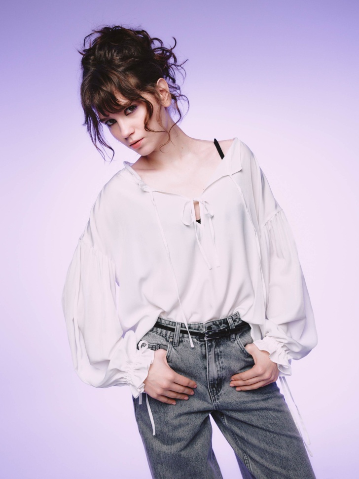 блузка на завязках из линейки  young по цене 2999 руб вид справа