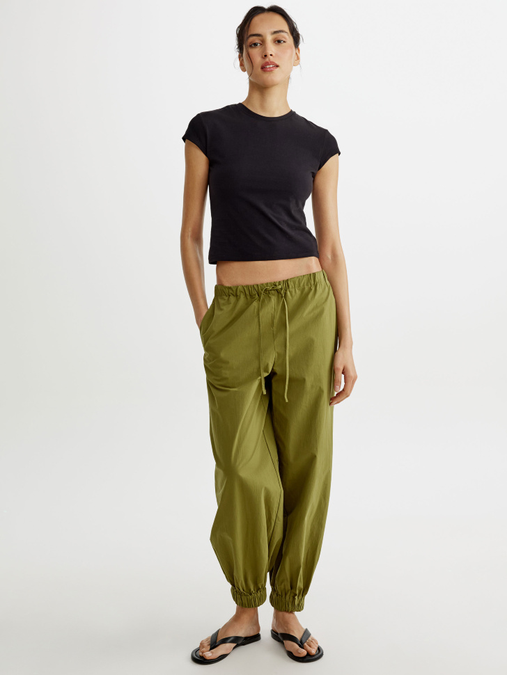 базовая приталенная футболка от бренда sela вид слева