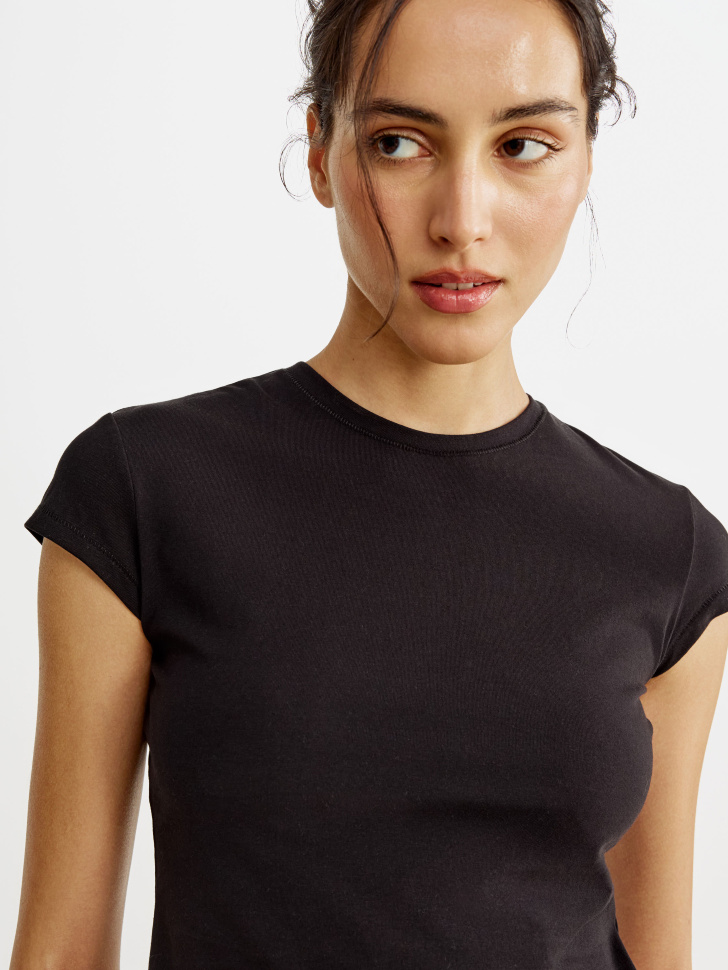 базовая приталенная футболка по цене 1299 руб вид справа