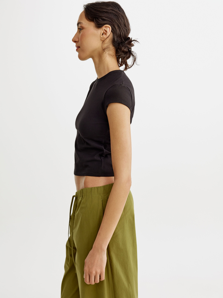 базовая приталенная футболка из россии вид сбоку