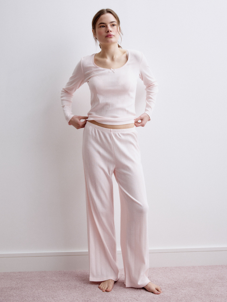 домашний лонгслив с рельефным узором от бренда sela вид слева