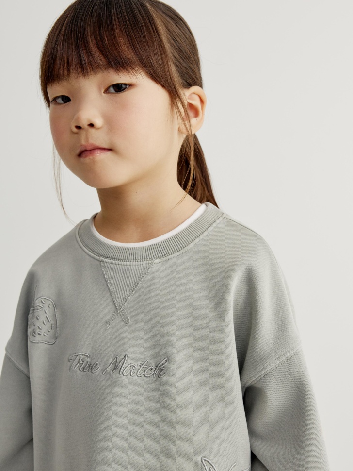 Укороченный свитшот с вышивкой для девочек 1799₽