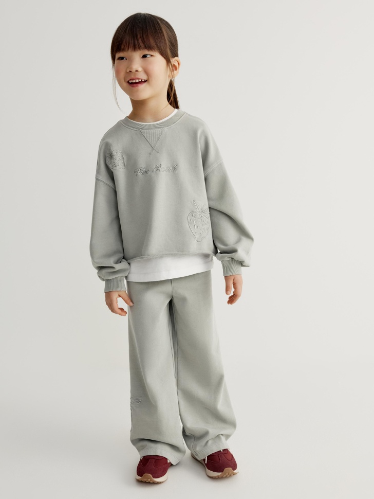 укороченный свитшот с вышивкой для девочек от бренда sela вид слева