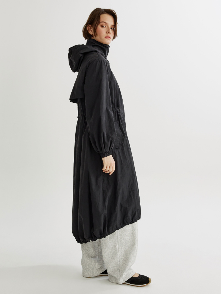 плащ оверсайз из нейлона с утяжками по талии и низу от бренда sela вид слева