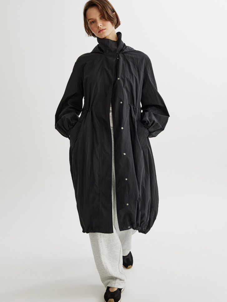 плащ оверсайз из нейлона с утяжками по талии и низу из россии вид сбоку