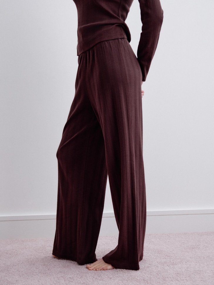 домашние брюки с рельефным узором по цене 2199 руб вид справа