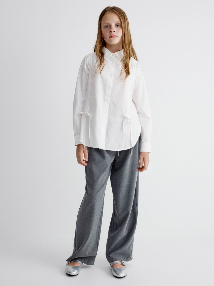 школьная блузка из хлопка и модала для девочек от бренда sela вид слева