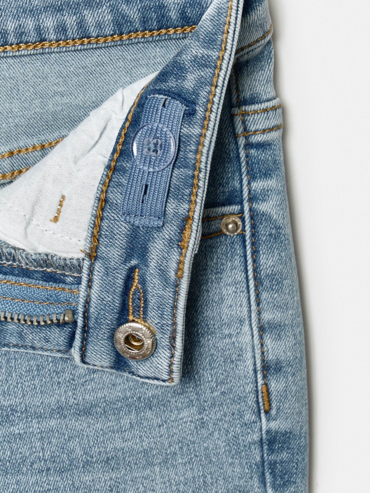 базовые зауженные джинсы для девочек из россии вид сбоку