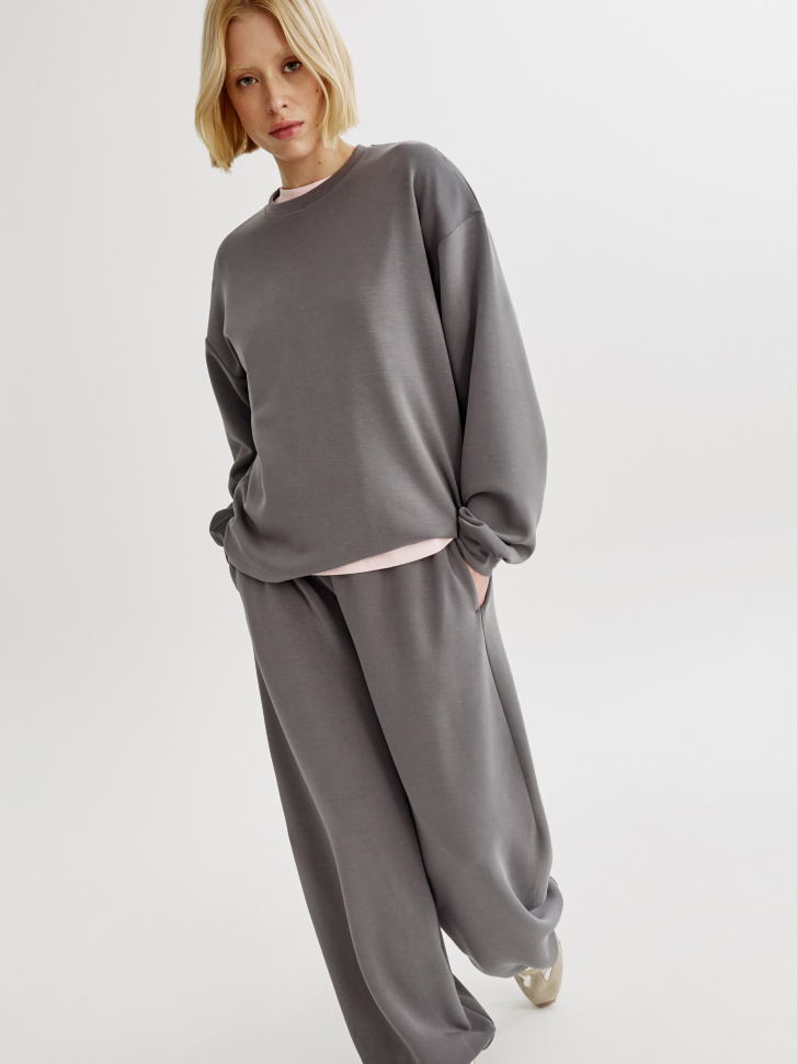 свитшот оверсайз из интерлока с вышивкой от бренда sela вид слева