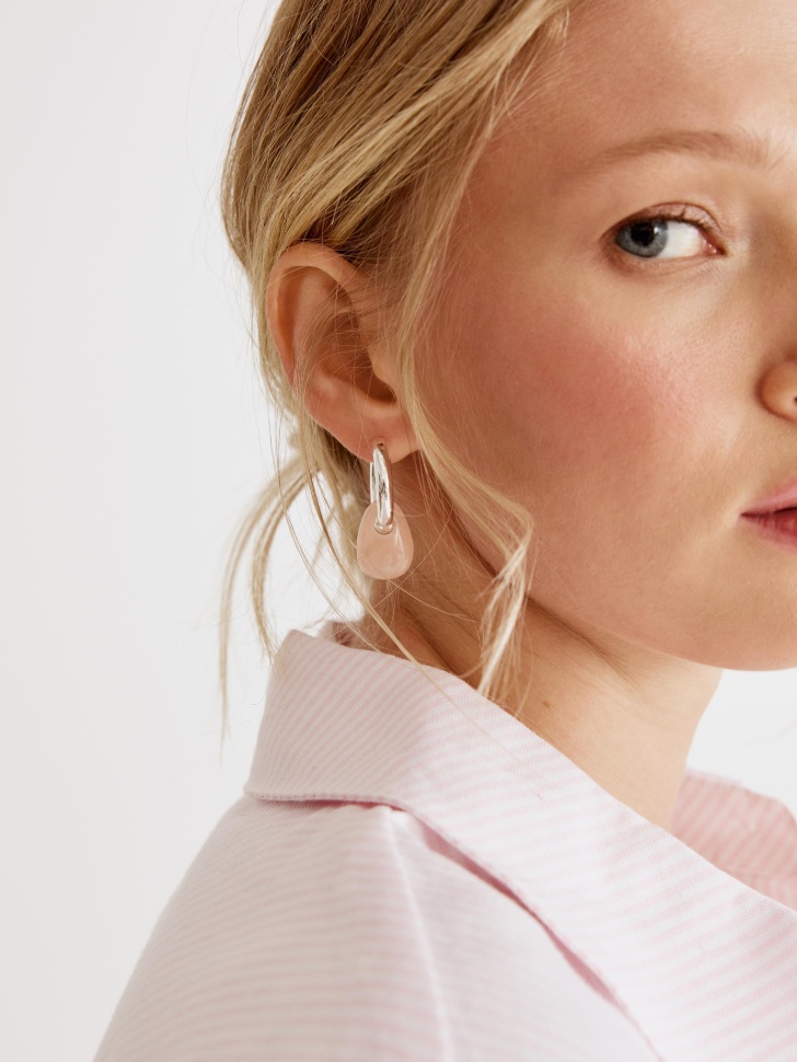 серьги- кольца с камнями из смолы от бренда sela вид слева