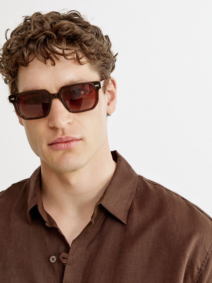 солнцезащитные очки в квадратной оправе из пластика спереди