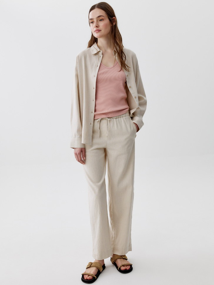 топ приталенный с треугольным вырезом в рубчик от бренда sela вид слева