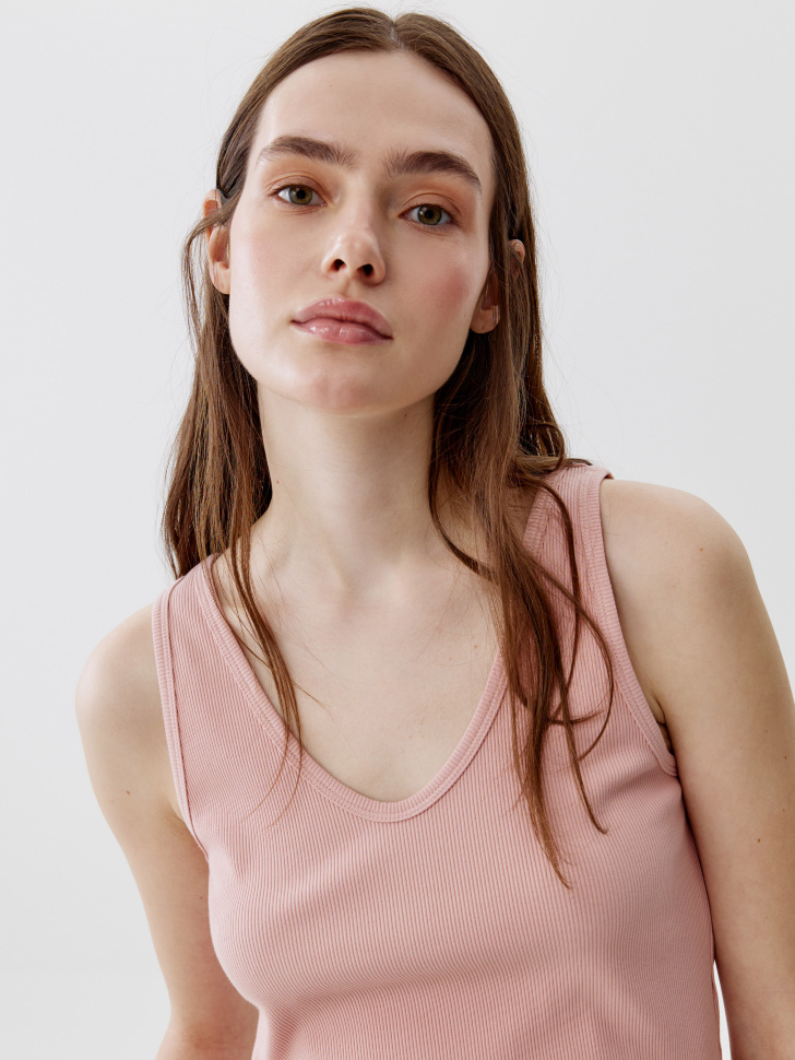 топ приталенный с треугольным вырезом в рубчик по цене 1299 руб вид справа