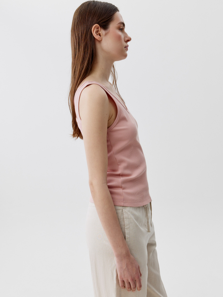 топ приталенный с треугольным вырезом в рубчик из россии вид сбоку