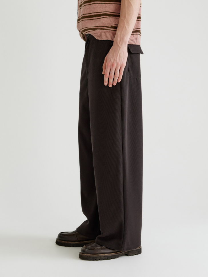 брюки свободного кроя по цене 4299 руб вид справа