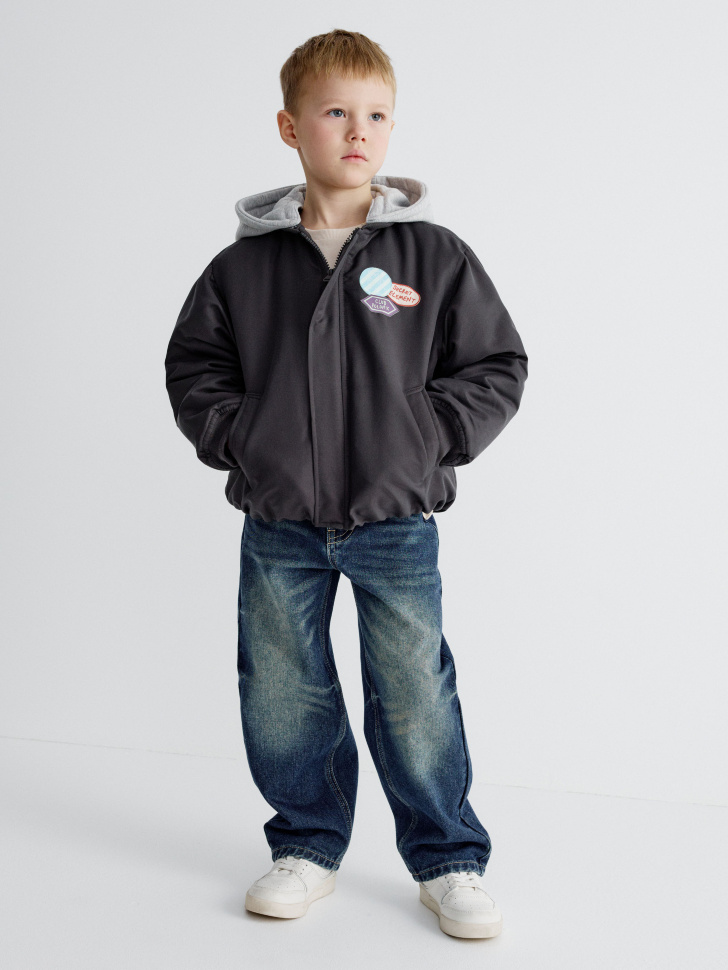 демисезонная куртка с трикотажным капюшоном для мальчиков от бренда sela вид слева