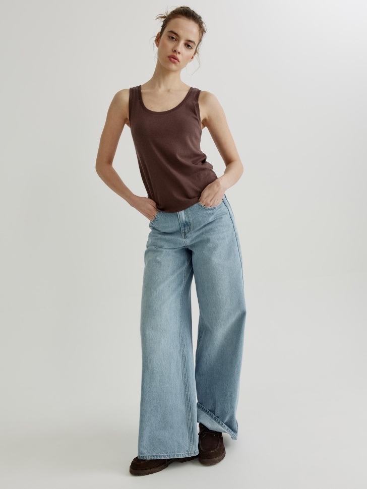 топ из смесового модала и хлопка от бренда sela вид слева