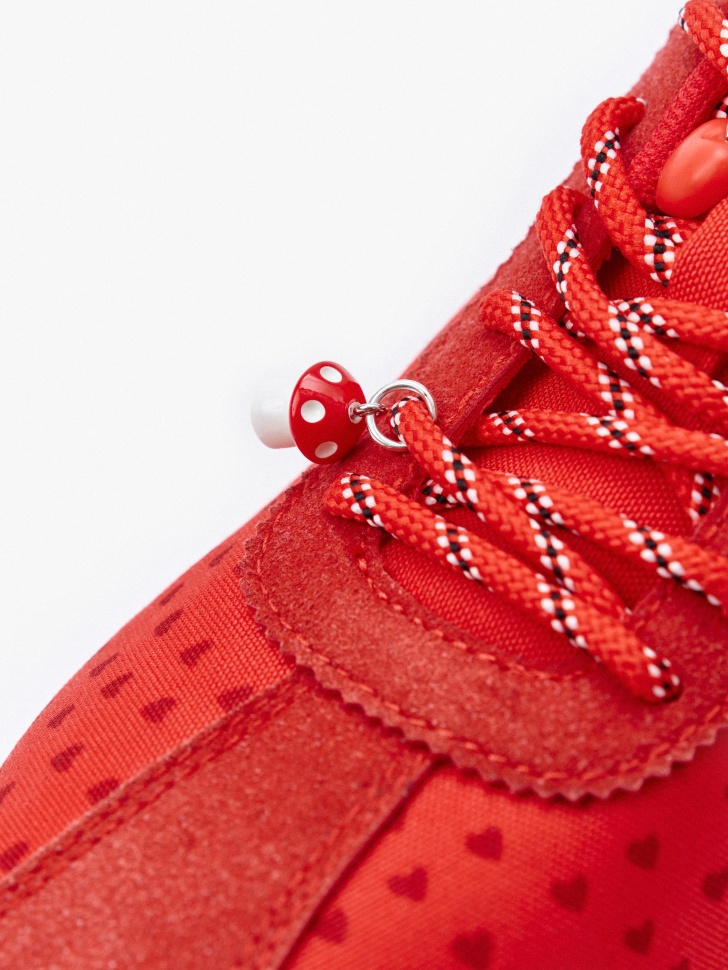 комбинированные кеды с декором девочек из россии вид сбоку