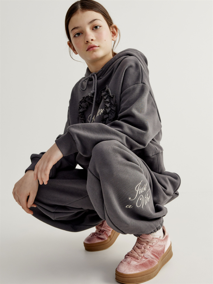 Свободные джоггеры с вышивкой для девочек 2499₽