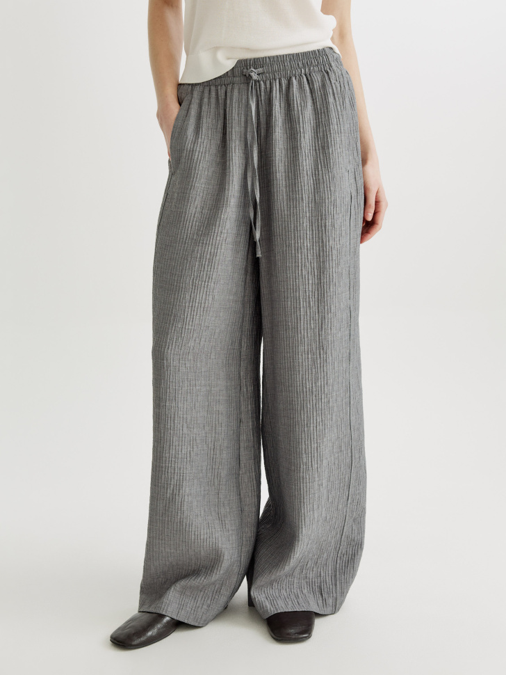 широкие брюки из жатой ткани от бренда sela вид слева